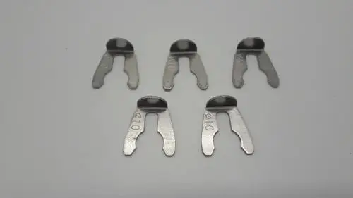 Fünf metallene Clips mit einer Öffnung, vermutlich zur Anwendung in Heizsystemen, markiert mit der Zahl "10", möglicherweise von der Marke Remeha.
